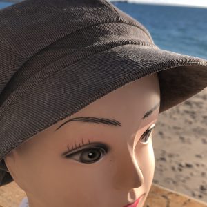casquette femme style gavroche , fabrication européenne , gris claire velours côtelé